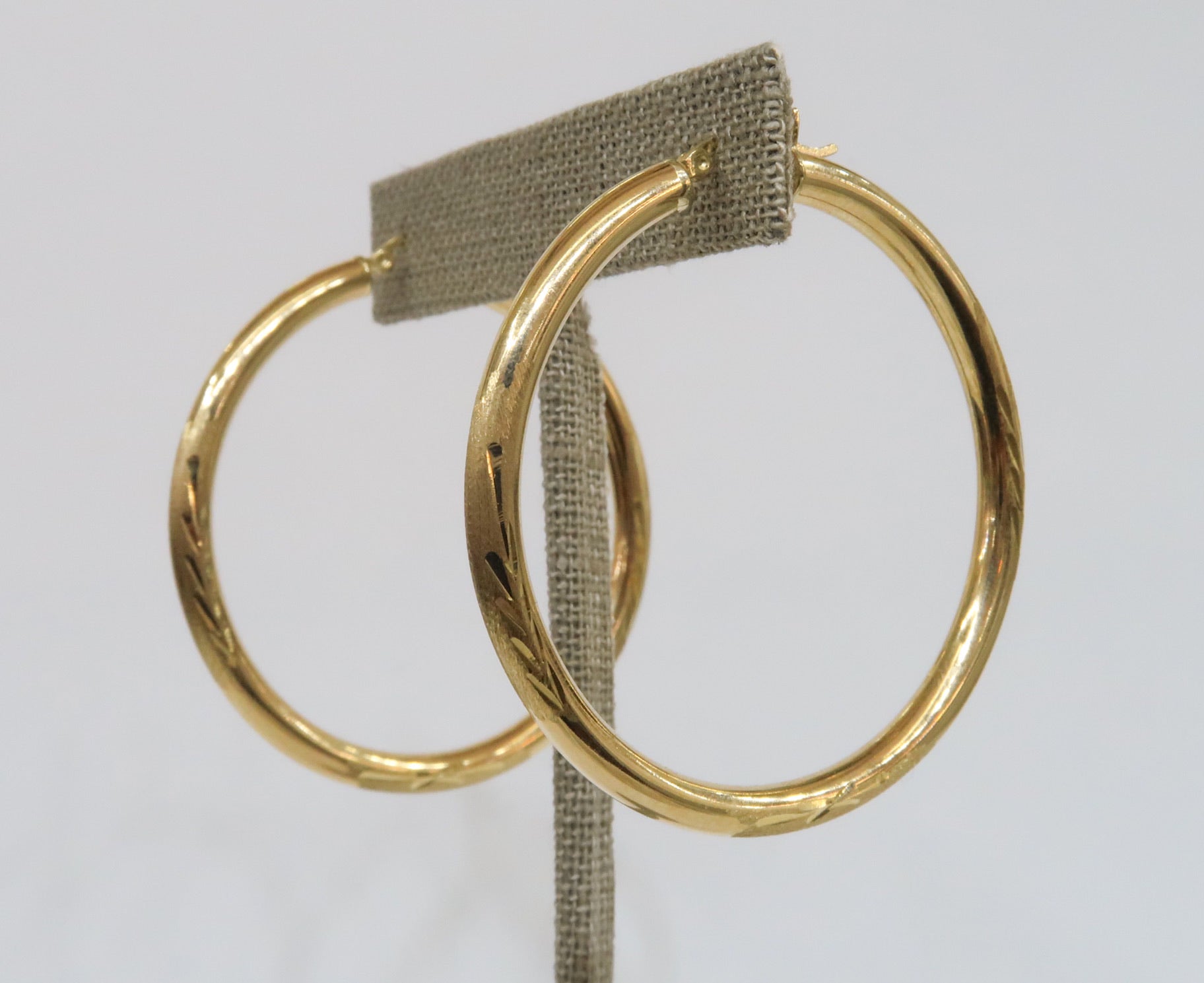 14K YELLOW GOLD DIAMOND CUT ACCENT HOOPS -4MM
